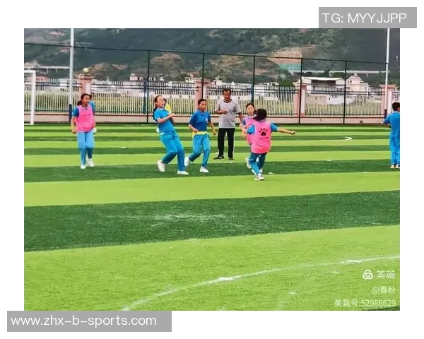 小学生快乐踢足球精彩瞬间集锦展现童年活力与团队精神